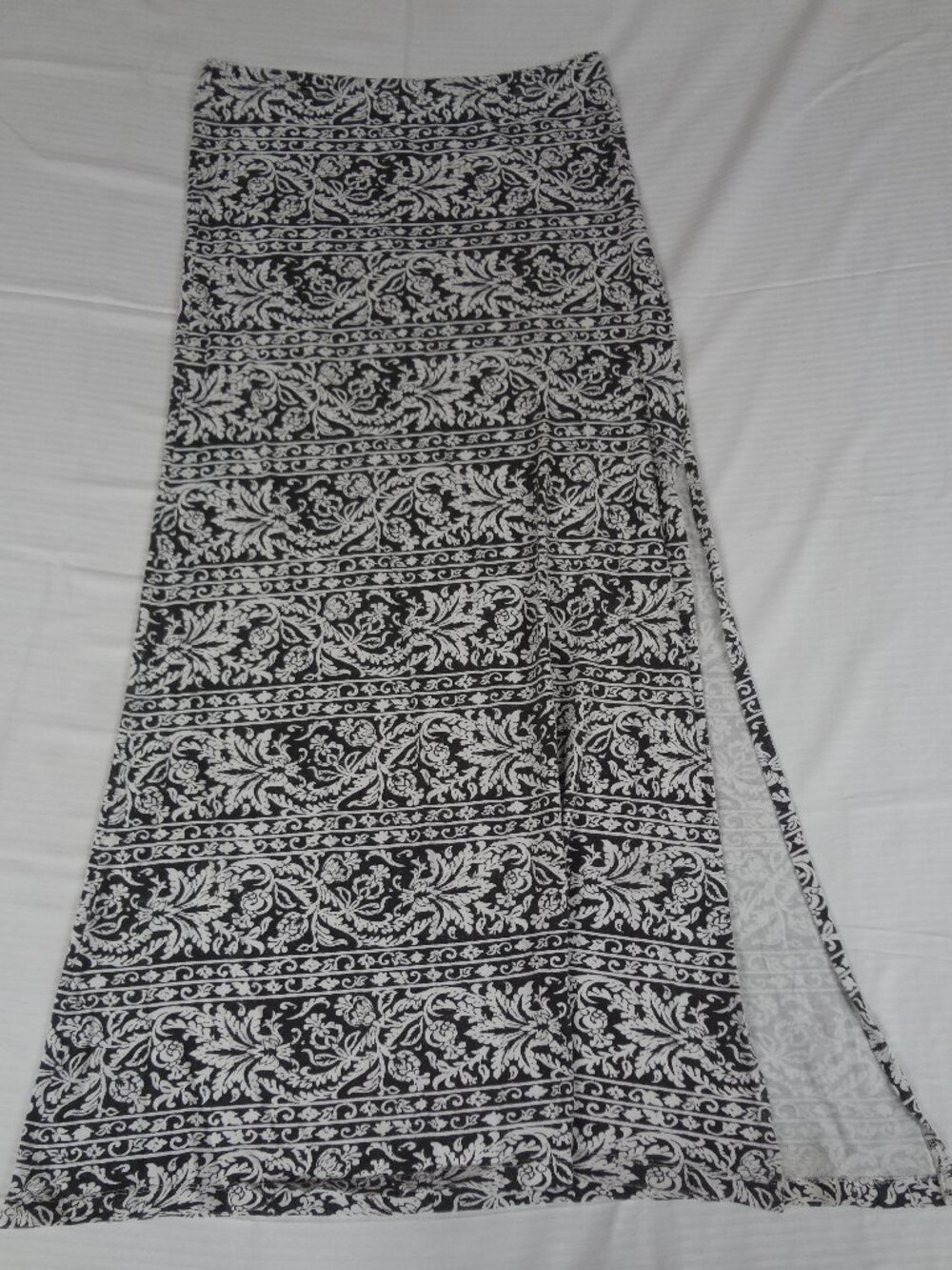 BILLABONG FLORAL BLACK & WHITE SIDE SLIT SKIRT WOMENS JR SIZE LARGE L751